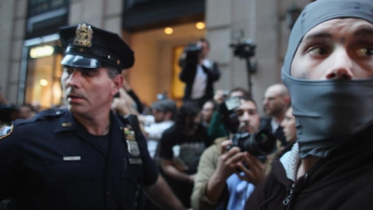 cel putin trei manifestanti au fost arestati in timpul unor confruntari pe wall street