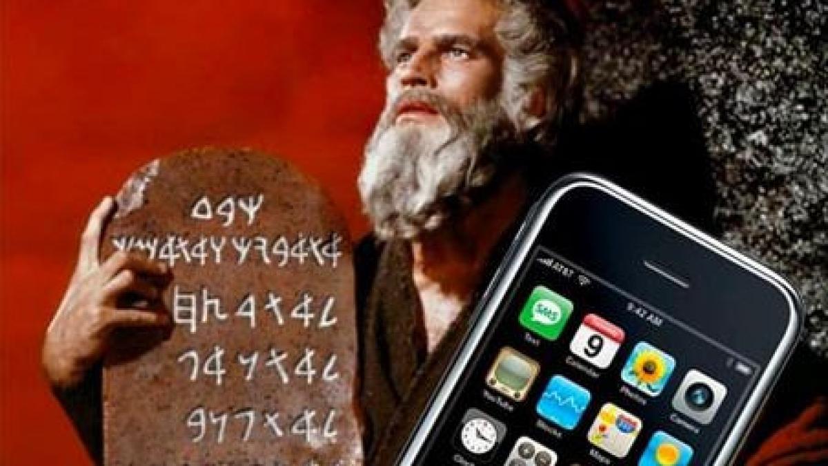 pelerinii au venit sa se inchine la moastele sfintei parascheva cu iphone uri si aparate foto