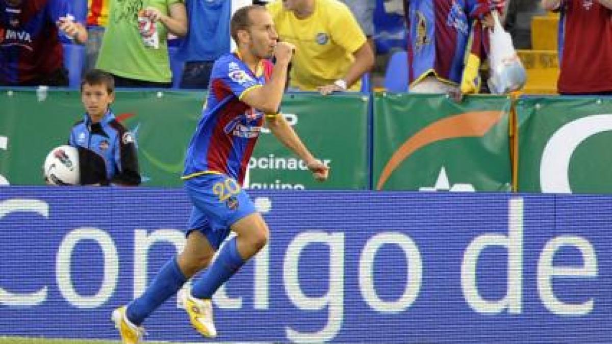 la liga levante invinge pe malaga si o egaleaza pe barcelona in fruntea clasamentului