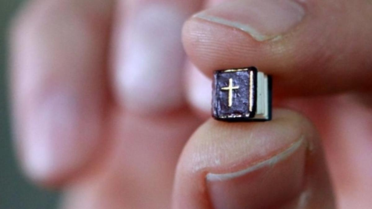 cea mai mica biblie din lume expusa in cluj napoca se poate citi doar la microscop