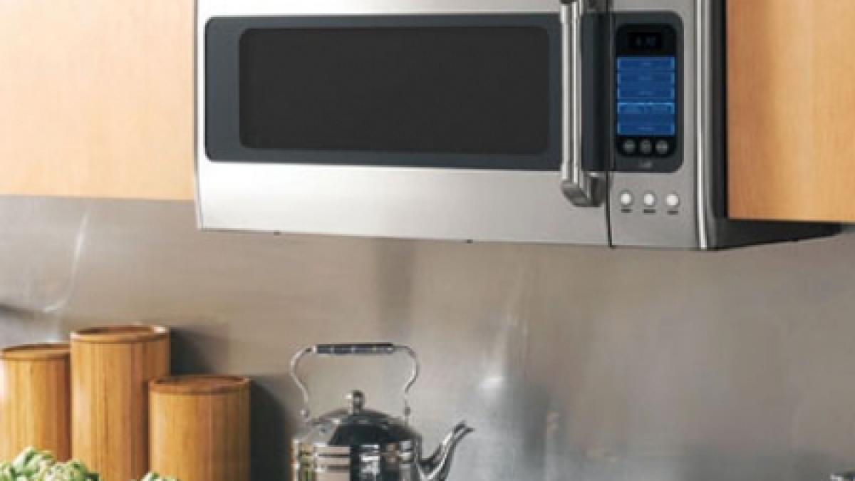 doi politisti au prajit la microunde microfoanele cu care erau ascultati