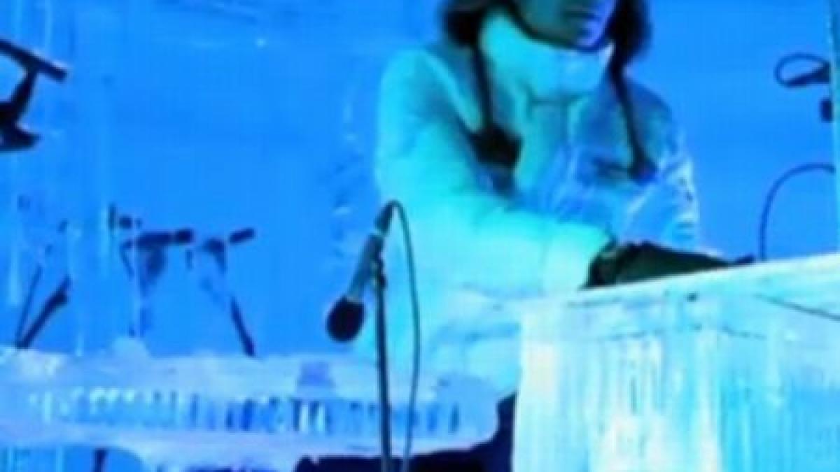 muzica la temperaturi extreme un norvegian canta la instrumente din gheata