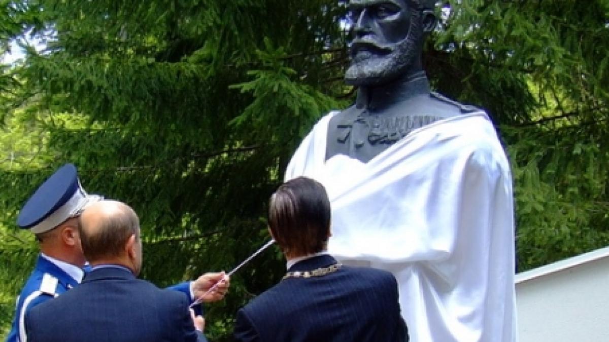 politicienii cauta un loc pentru bustul regelui carol i statuia donata parlamentului de regele mihai