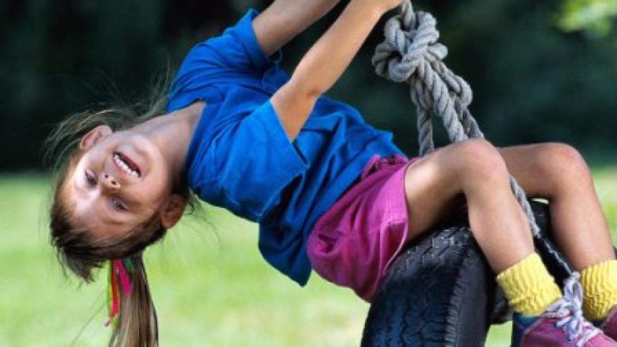 tragedie in franta fetita unei romance a murit spanzurata de corzile unui leagan