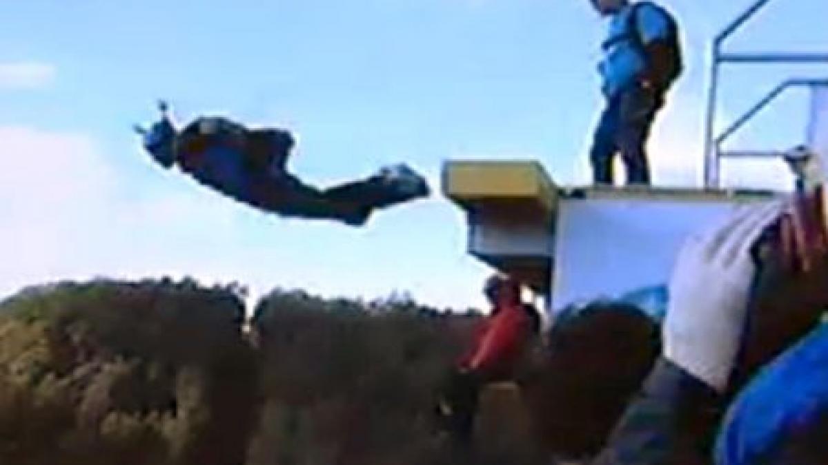 un cascador a scapat cu viata dupa ce a cazut de la peste 300 de metri in apa vezi cum a fost