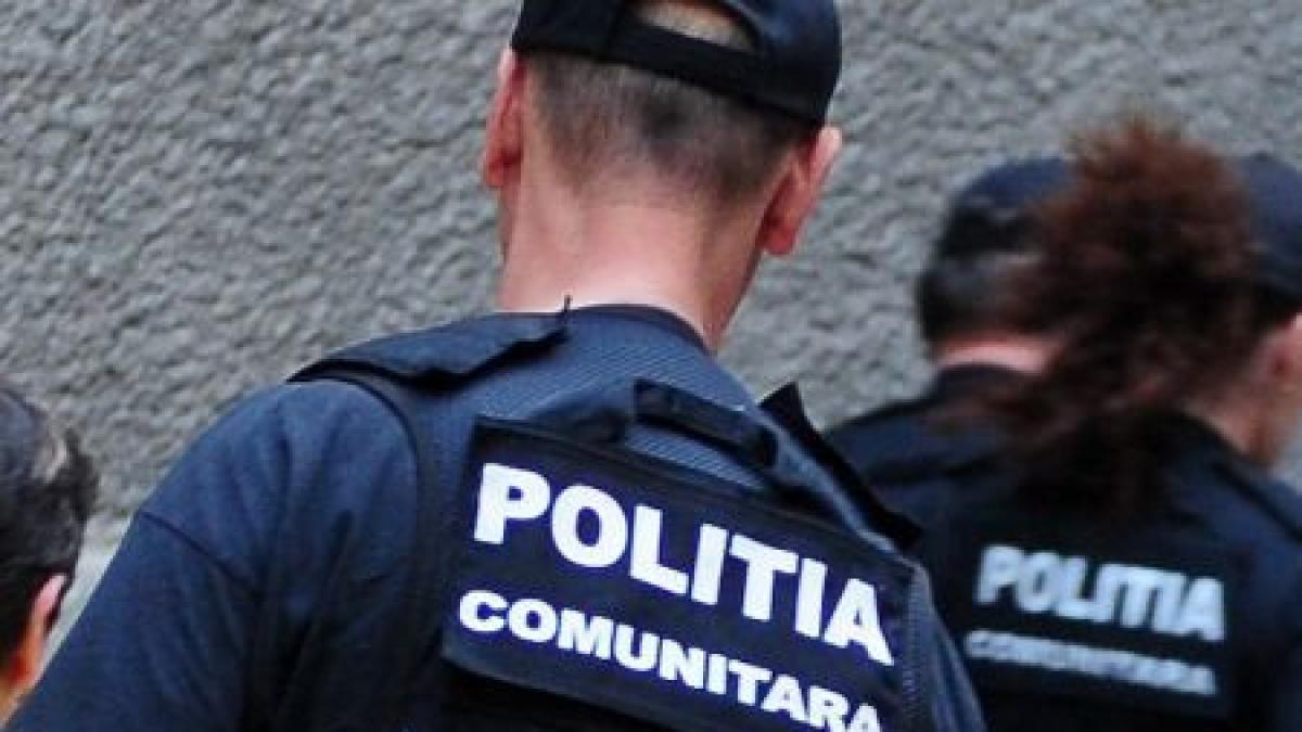 un politist comunitar s a ales cu mana luxata si capul spart dupa ce a fost tarat de un taxi