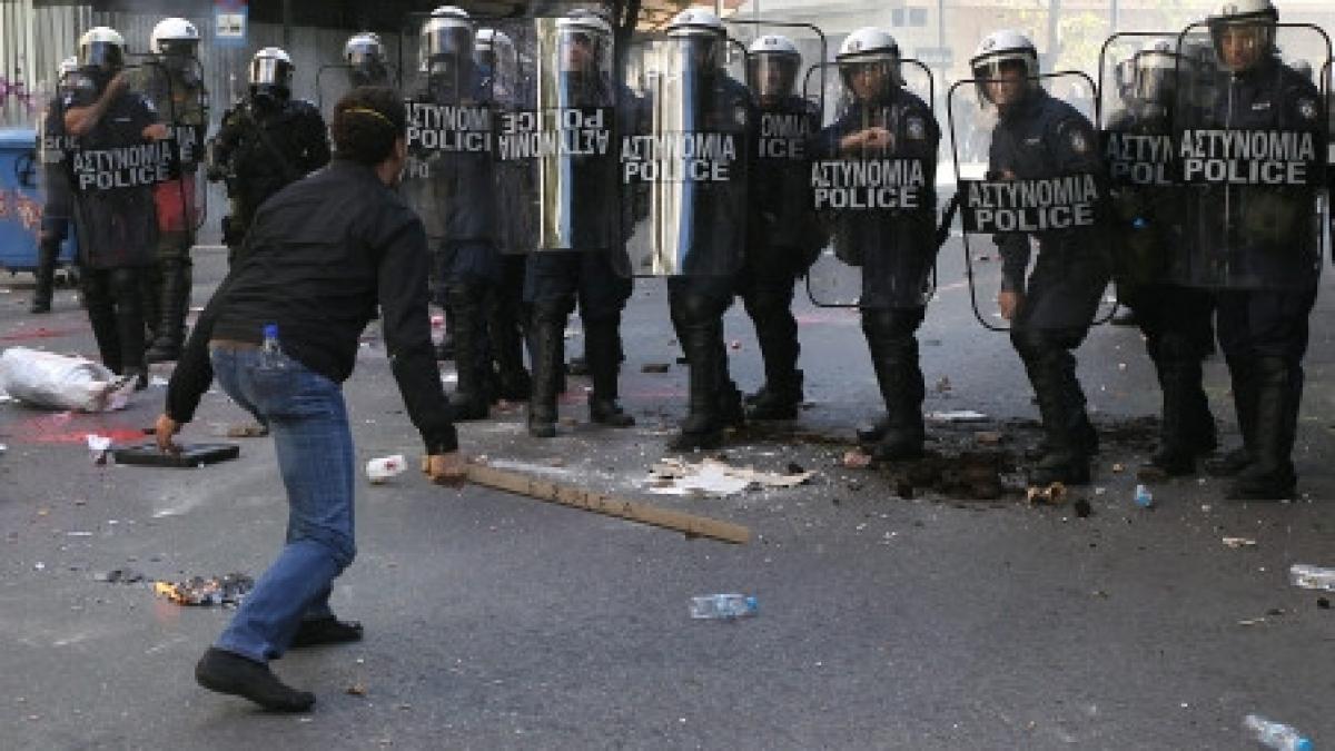 batai de strada intre zecile de mii de manifestanti si politia elena vezi imagini de la incidente