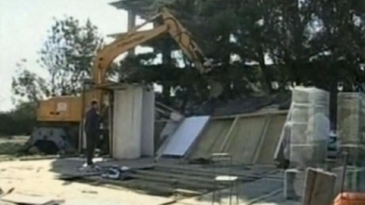 eforie nord scandal intre comercianti si muncitorii angajati sa demoleze chioscurile fara