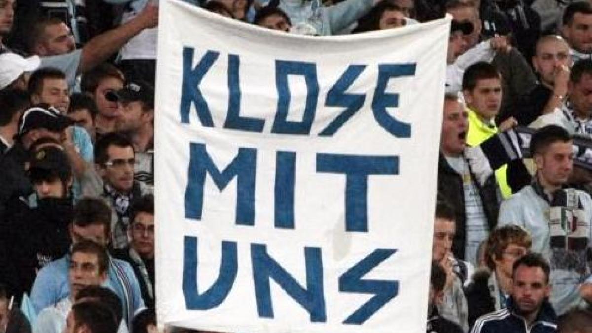 miroslav klose se disociaza de bannerele naziste ale galeriei lui lazio