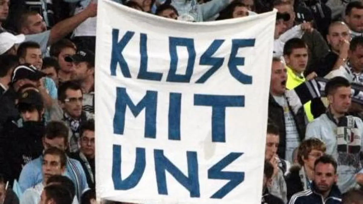 miroslav klose se disociaza de bannerele naziste ale galeriei lui lazio