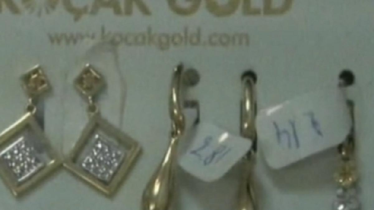 o femeie si un barbat de etnie roma au jefuit o bijuterie in cinci minute cu vanzatoarea de fata