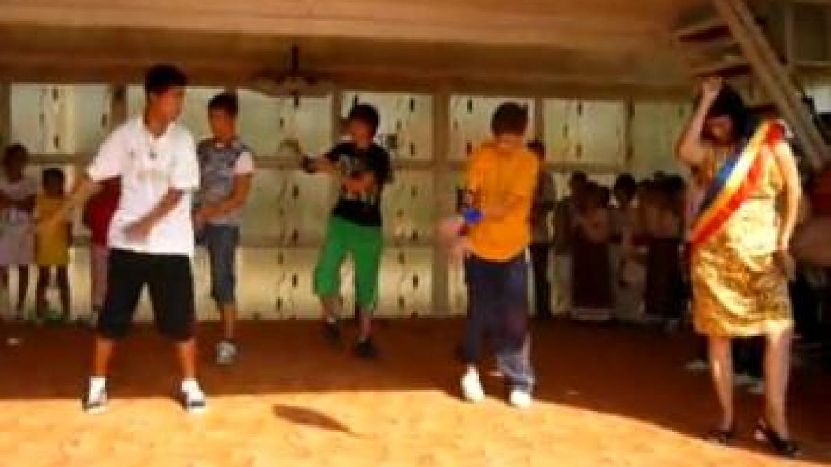 primarita horror vezi cum danseaza edilul unei comune buzoiene pe thriller ul lui mj