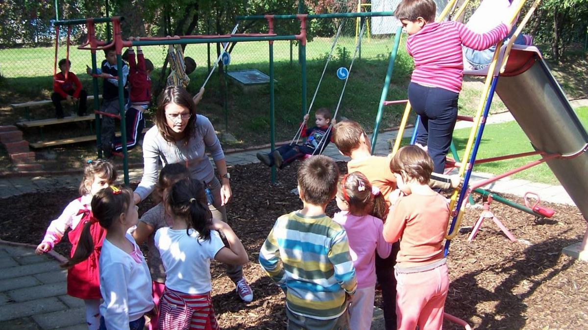 bucuresti un copil de trei ani a fost grav ranit dupa ce a cazut de pe un tobogan la gradinita
