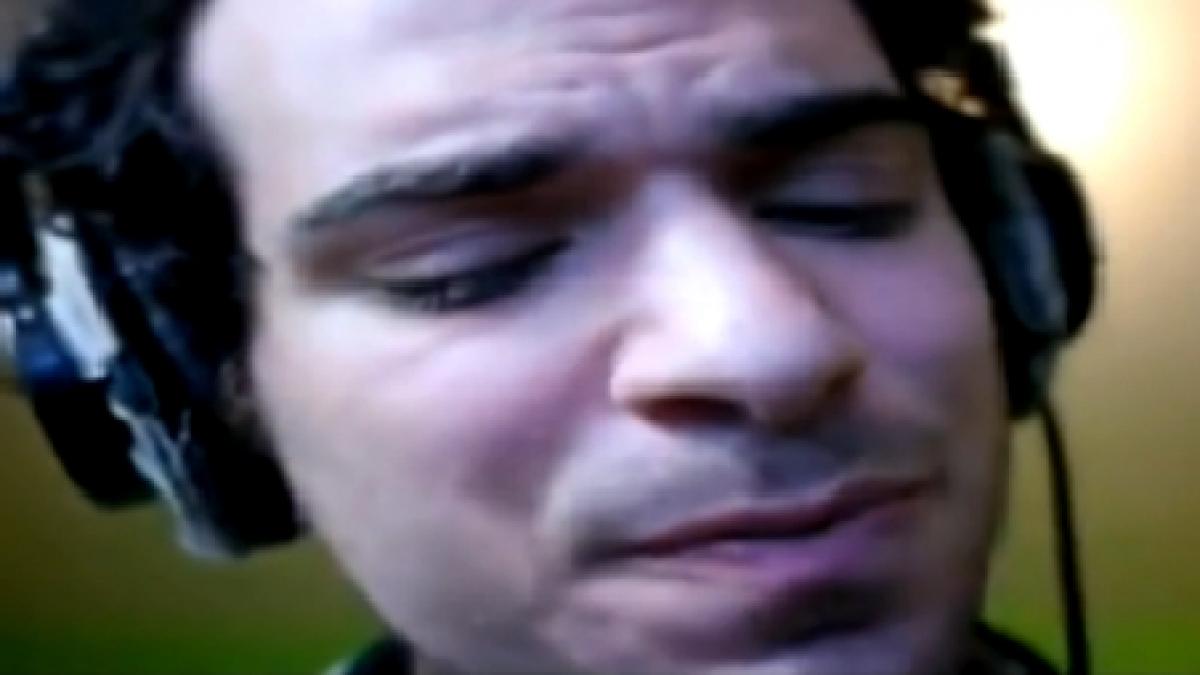 in duet cu iphone ul un barbat a cantat o melodie impreuna cu vocea telefonului sau