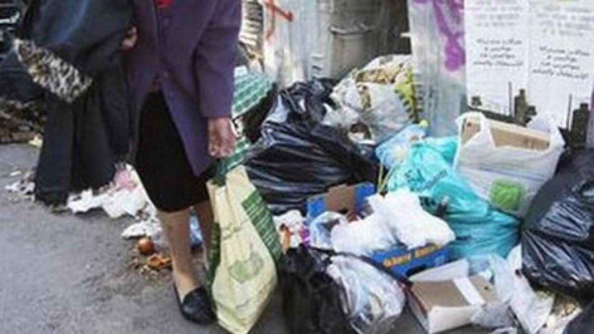 miliardara care moare de foame o membra a familiei onassis mananca din gunoaie