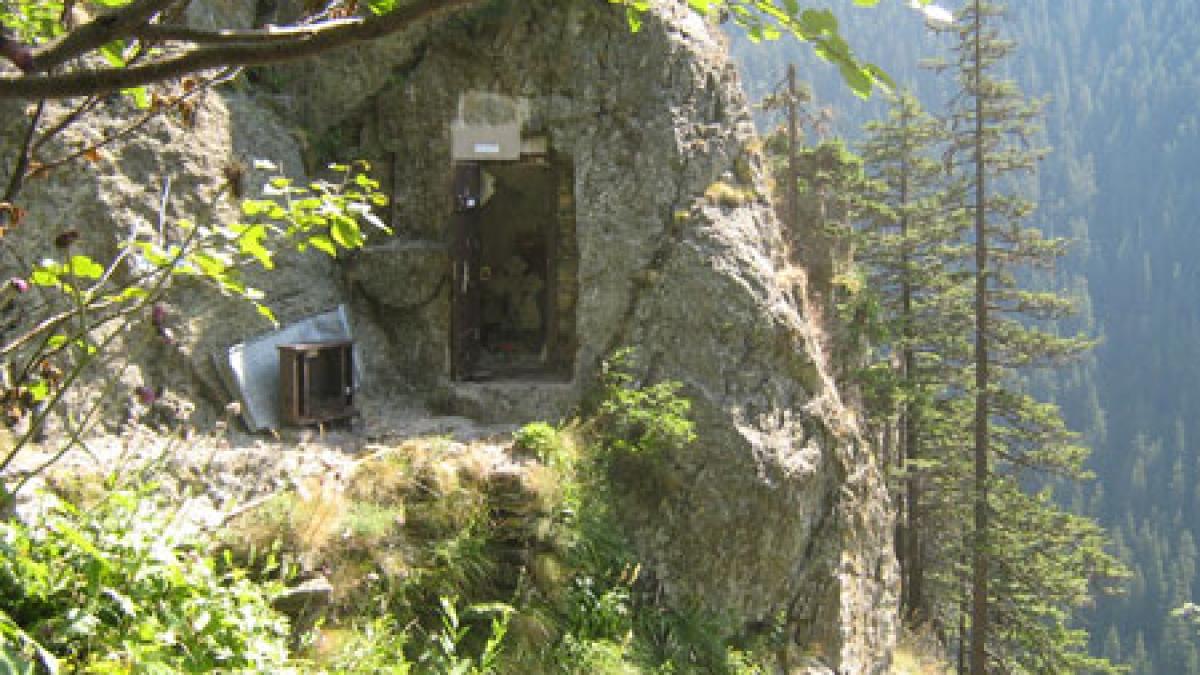 un pustnic retras in munti evacuat din cauza partiei de schi care se construieste in zona