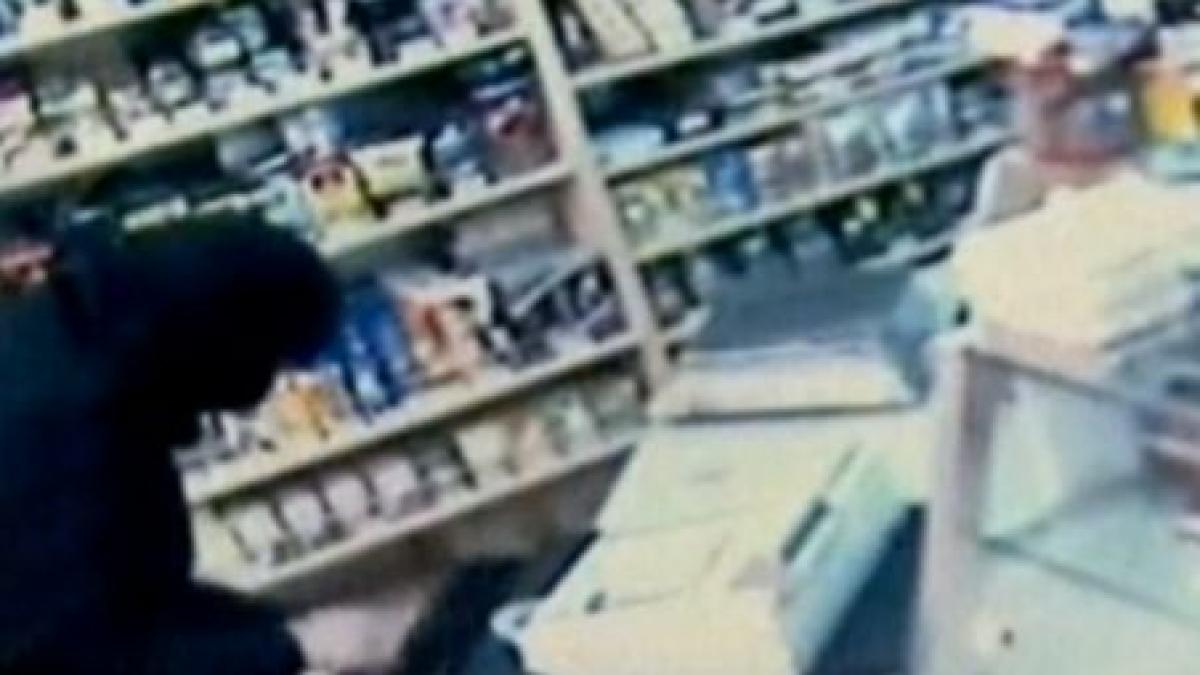 cei doi hoti care au jefuit un magazin inarmati cu o sabie inca in libertate