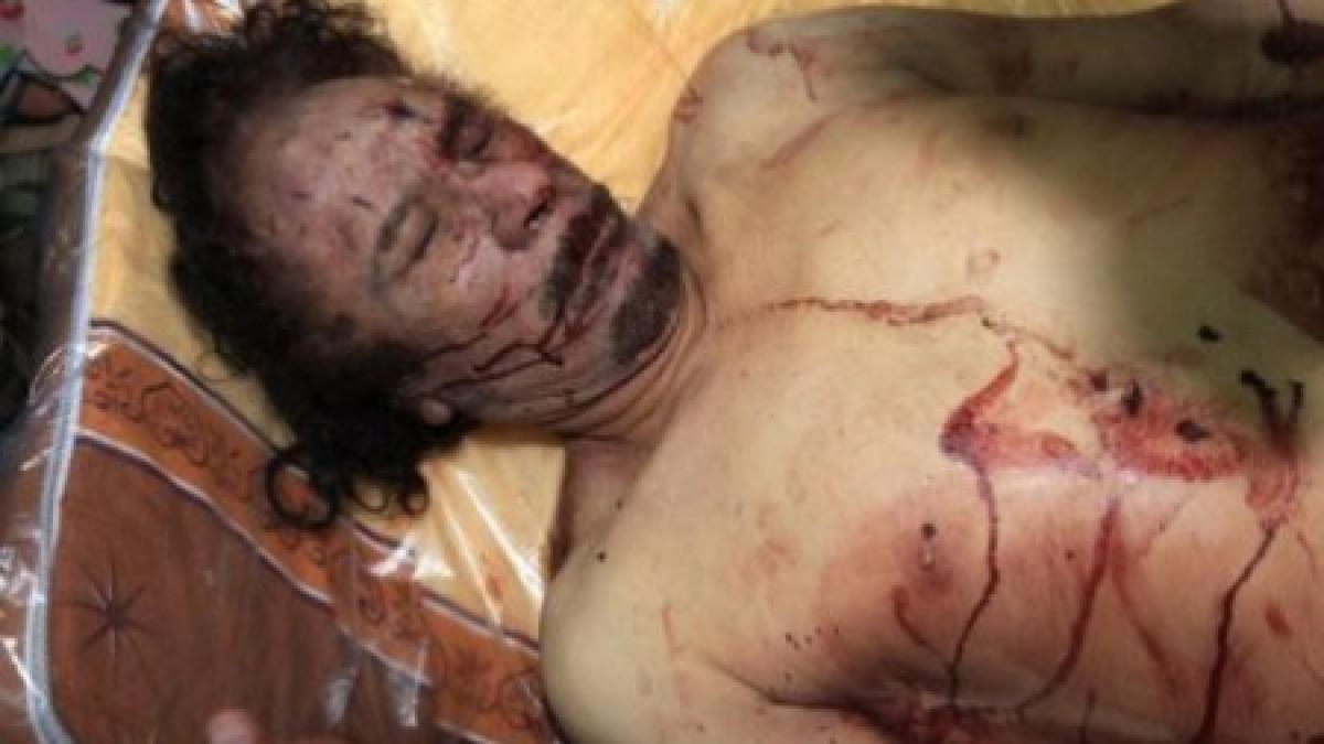 Libienii au stat la coadă pentru a face poze cu cadavrul lui Muammar Gaddafi