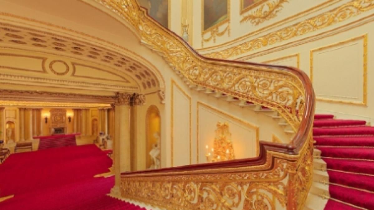 regina marii britanii face economie la lumina becurile inutile trebuie stinse