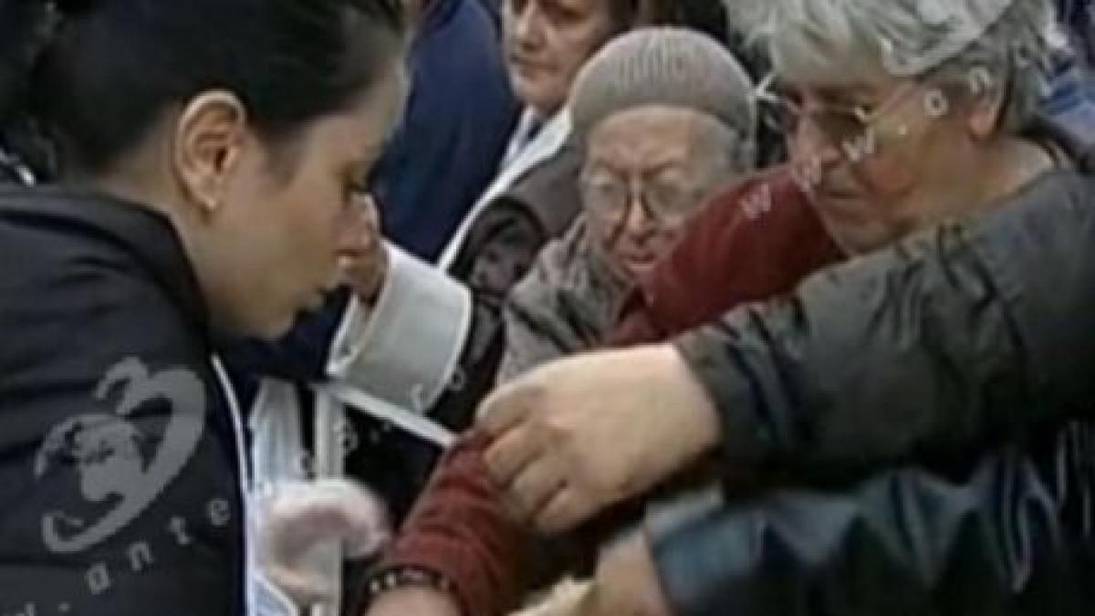 zeci de bucuresteni s au ingramadit pentru o bucata de paine la targul indagra