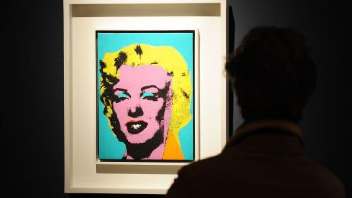 o rochie purtata de marilyn monroe a fost vanduta pentru 500 000 de dolari