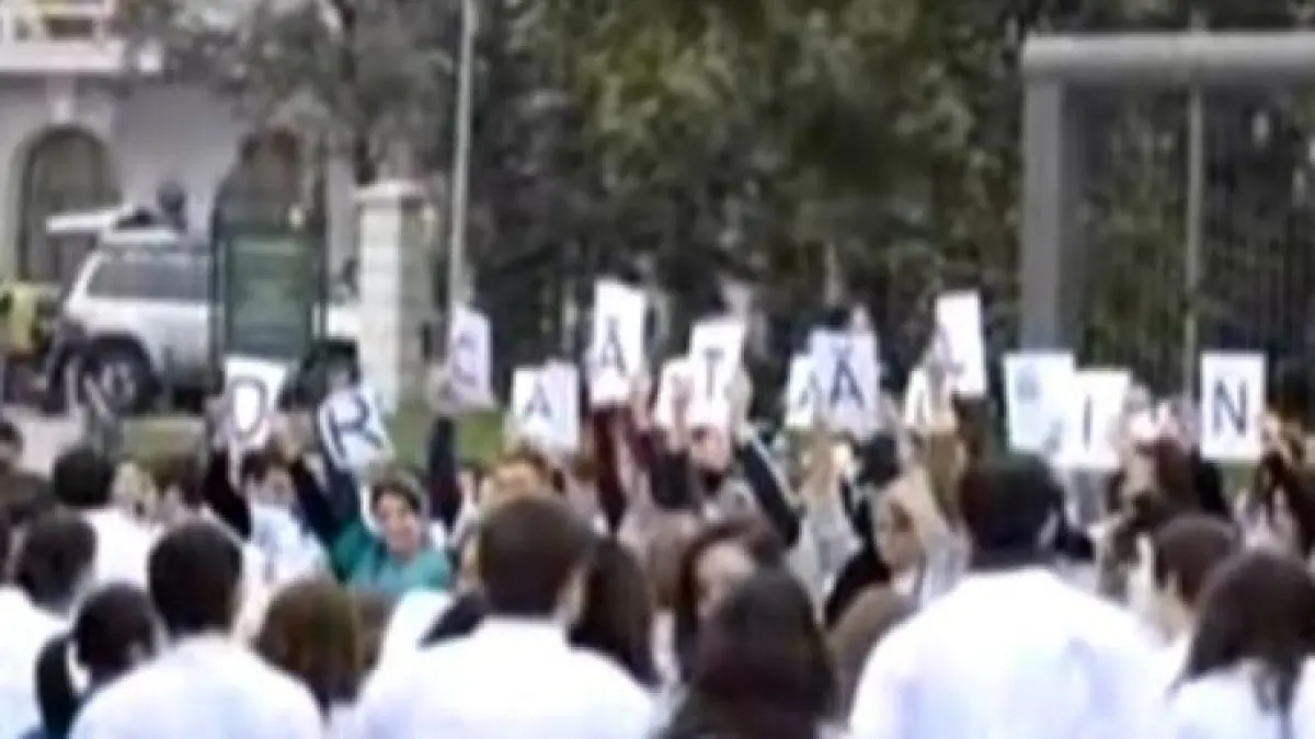 peste 200 de tineri s au adunat in piata universitatii pentru a sustine cauza unui medic