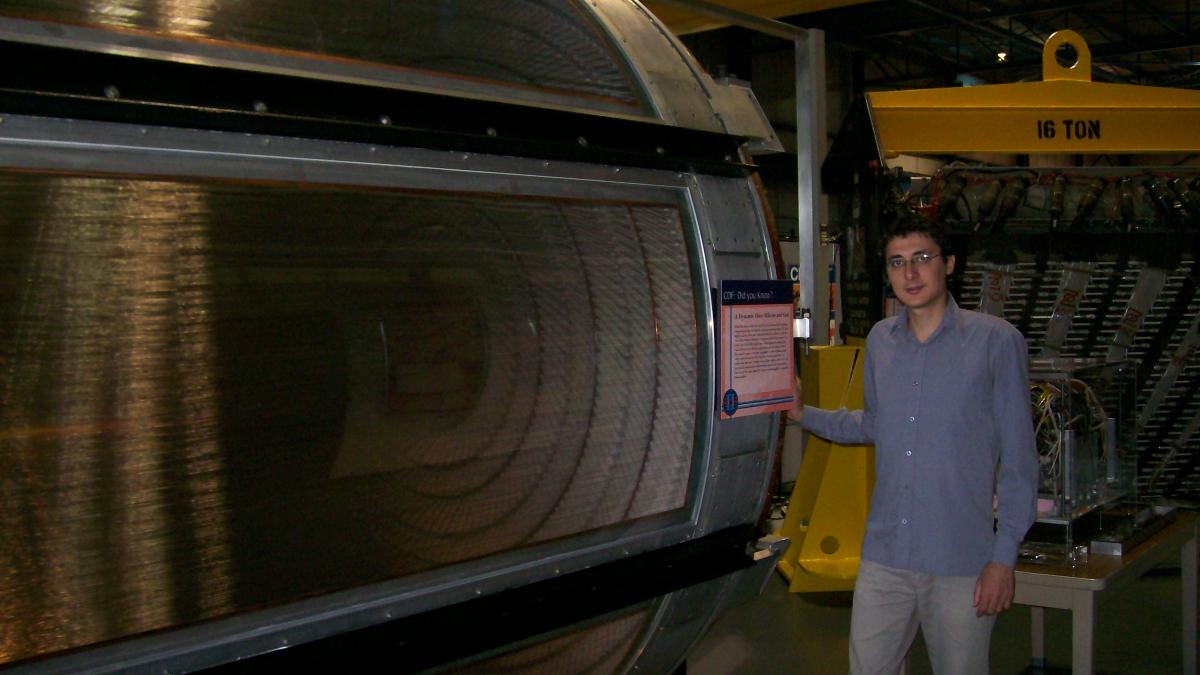 citeste poveste uluitoare a romanului care cauta particula lui dumnezeu