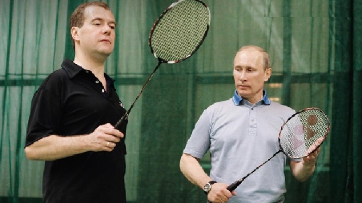 dmitri medvedev joaca badminton cu vladimir putin intr un clip de promovare a sportului