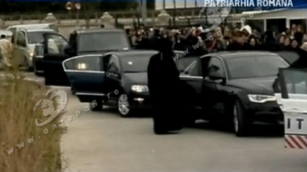 moastele sfantului andrei aduse la patriarhie cu masini de lux capul ocrotitorului romaniei va mai