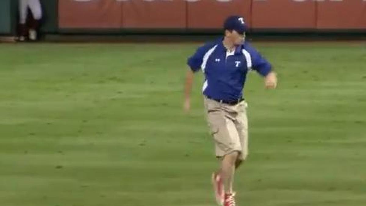 ingrijitorul gazonului a facut senzatie cu dansul sau inaintea unui meci din finala mlb