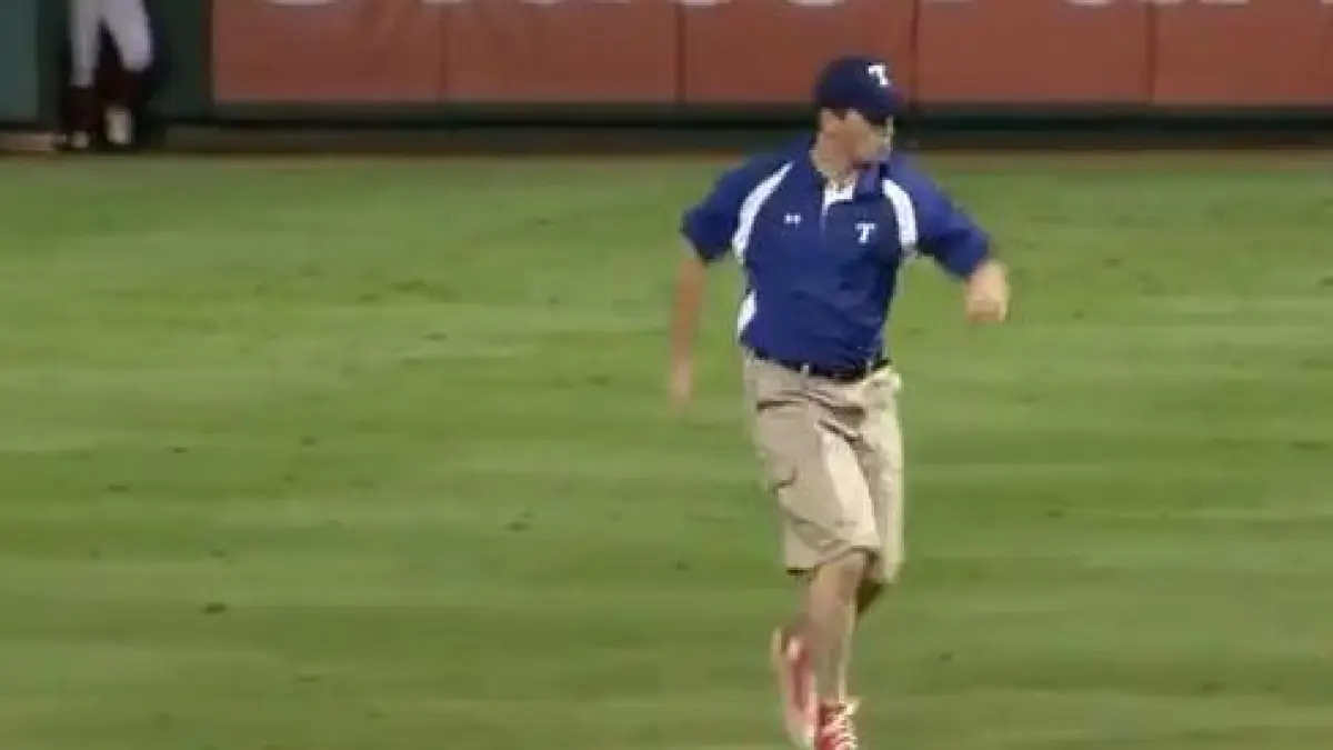 ingrijitorul gazonului a facut senzatie cu dansul sau inaintea unui meci din finala mlb