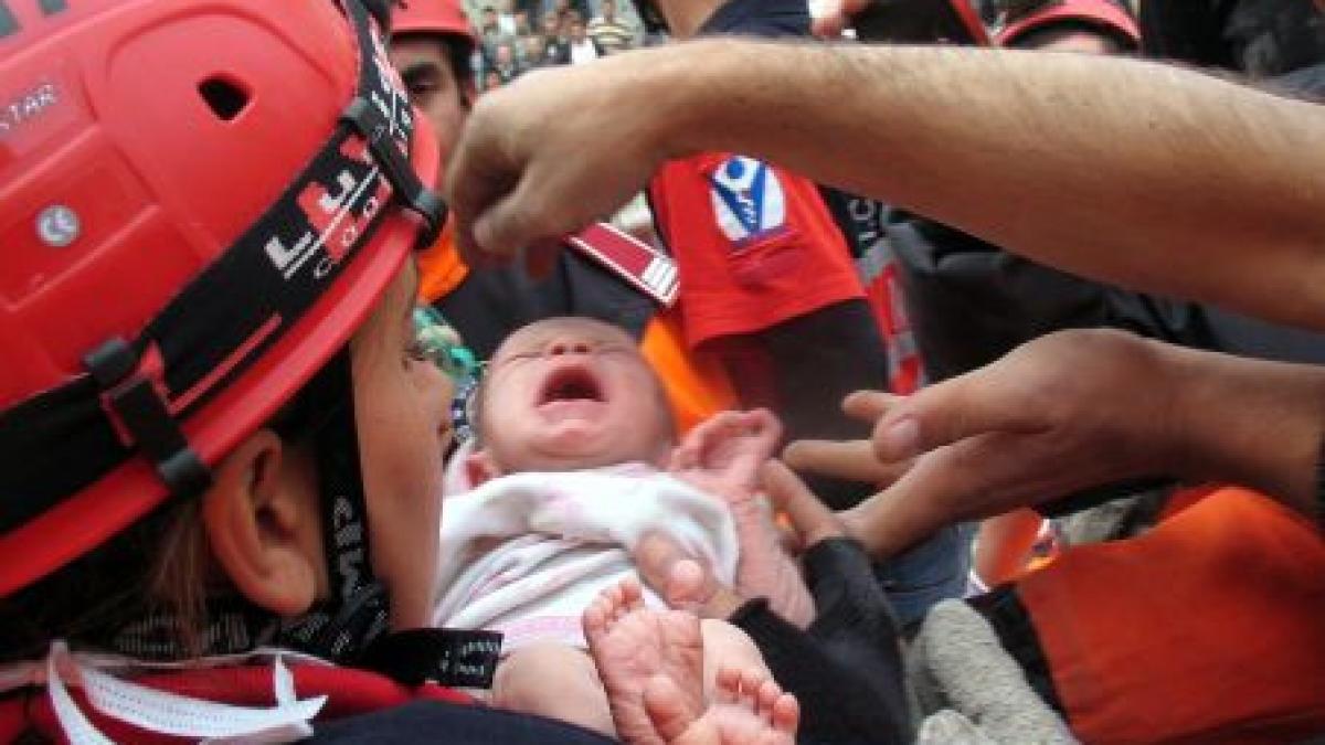 miracol in turcia o fetita de numai doua saptamani scoasa in viata de sub ruine
