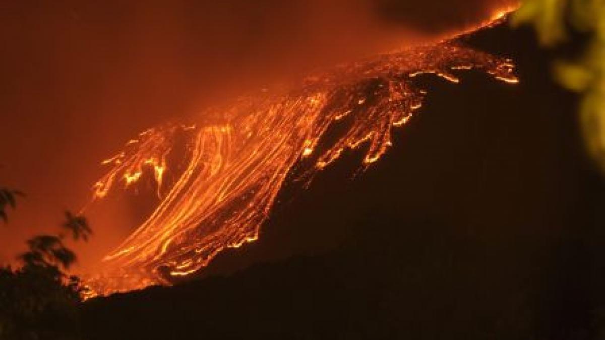 vulcanul etna a erupt pentru a 17 a oara in acest an aeroportul din catania a fost inchis