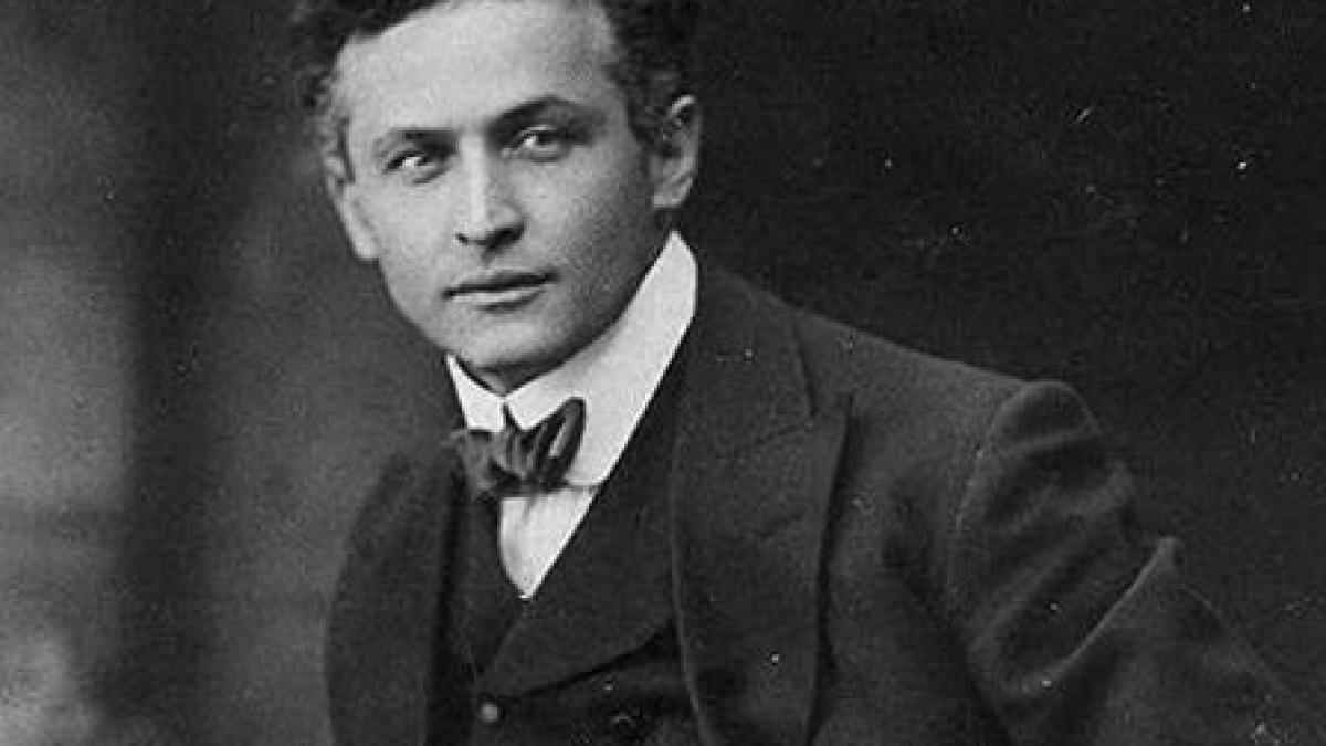 bustul lui houdini a reaparut ca prin magie la mormantul artistului