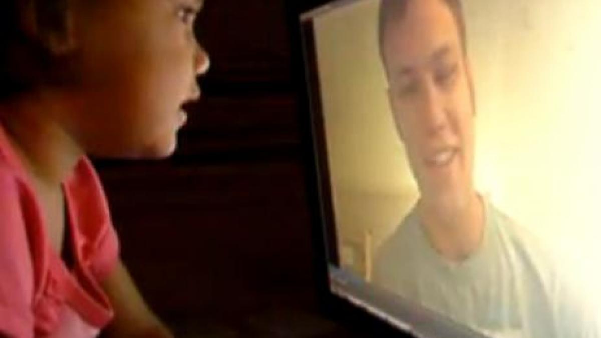 drama din spatele unui gest induiosator o fetita de 2 ani isi imbratiseaza monitorul afla de ce