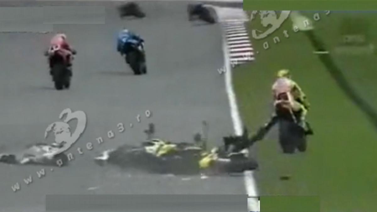 imagini socante sportivul marco simoncelli scapat de pe targa dupa accidentul fatal