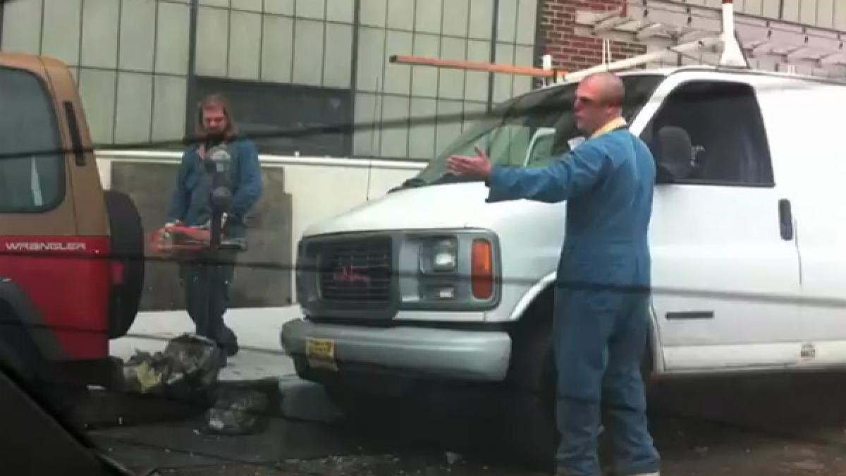 un american furios a taiat un parcometru cu drujba dupa ce a fost amendat de un politist