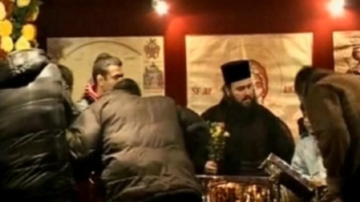 bucuresti un cersetor deghizat in calugar a fost prins in timp ce subtiliza icoane si cruciulite