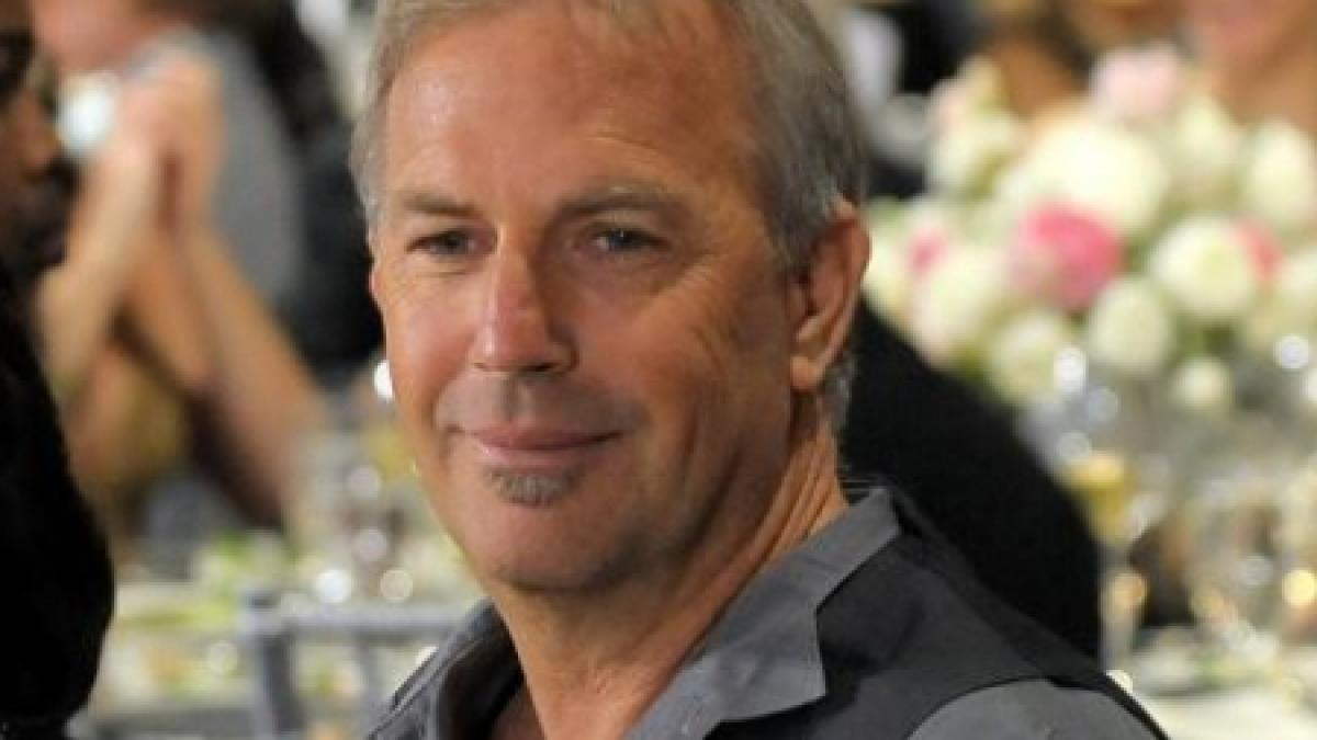 kevin costner surprins la castelul bran ca un simplu turist