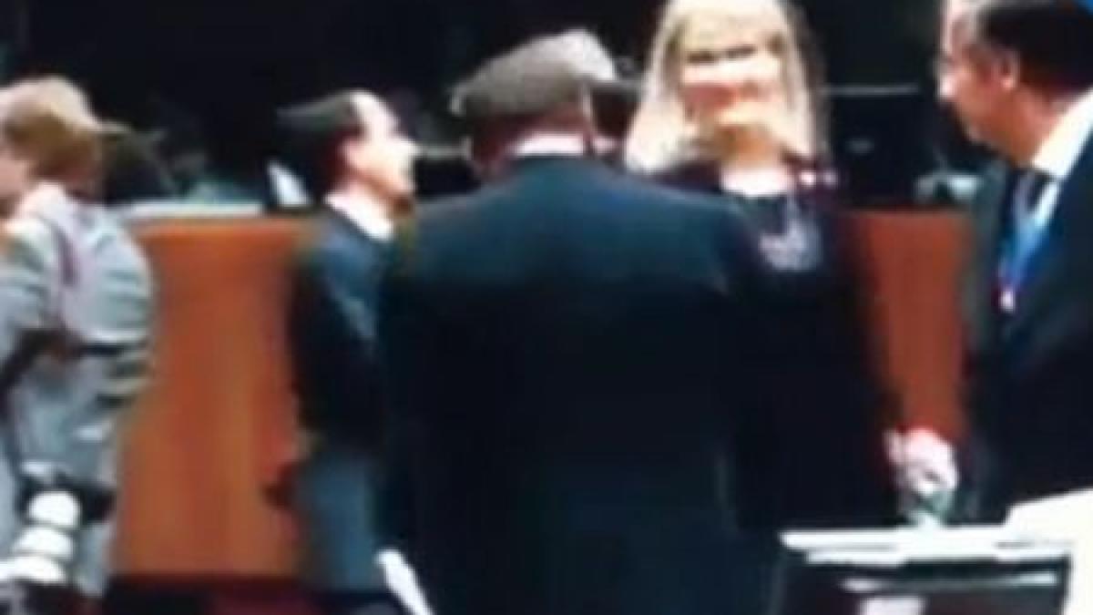 nu se poate abtine berlusconi s a holbat la fundul premierului danez