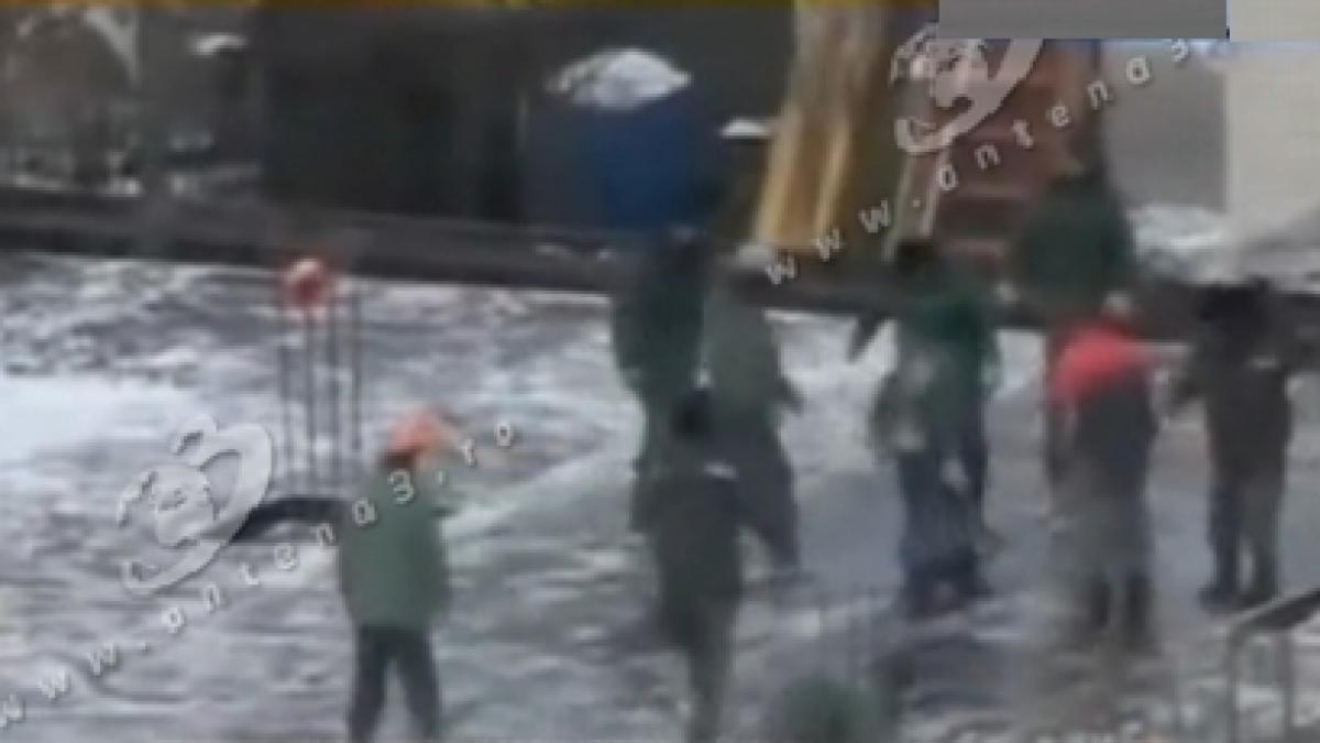 se intampla doar in romania muncitori surprinsi in timp ce jucau fotbal pe santier