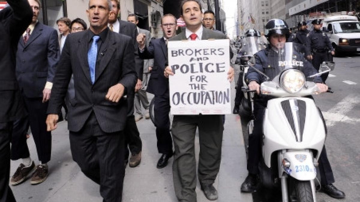 sua manifestantii anti wall street alungati cu gaze lacrimogene