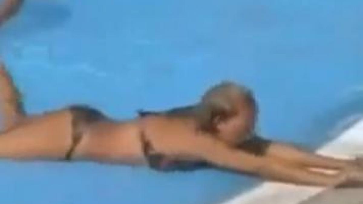 ca sa ti amintesti de vara ce face aceasta blonda de a infierbantat toti barbatii