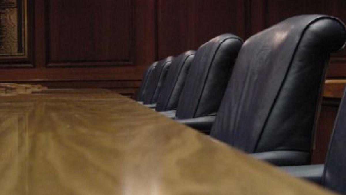 consilier maghiar scos pe sus cu tot cu scaun din sala de sedinte a cj harghita