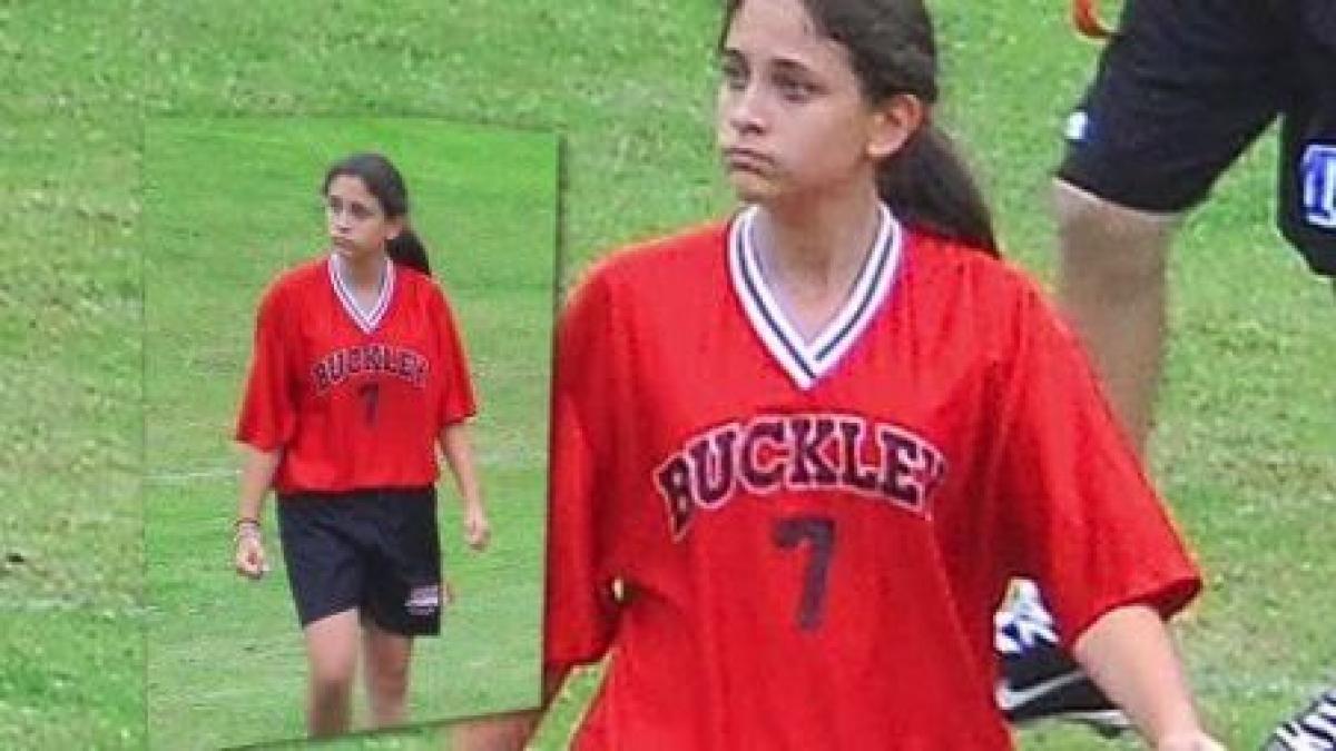 paris jackson fiica megastarului joaca fotbal american vezi cum se lupta cu baietii