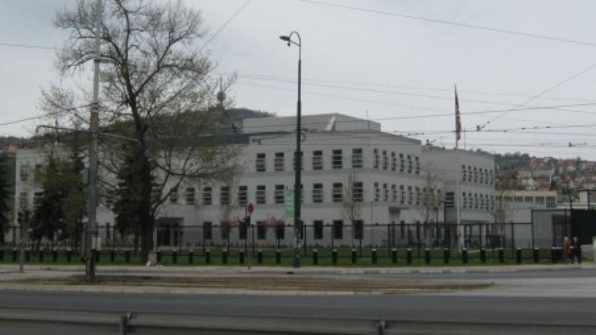 un barbat care a tras focuri de arma la ambasada sua din sarajevo a fost arestat