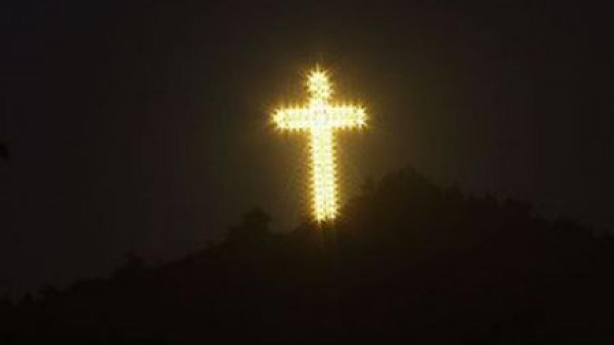 vezi de ce intr un cartier din suceava exista o cruce fix in mijlocul strazii