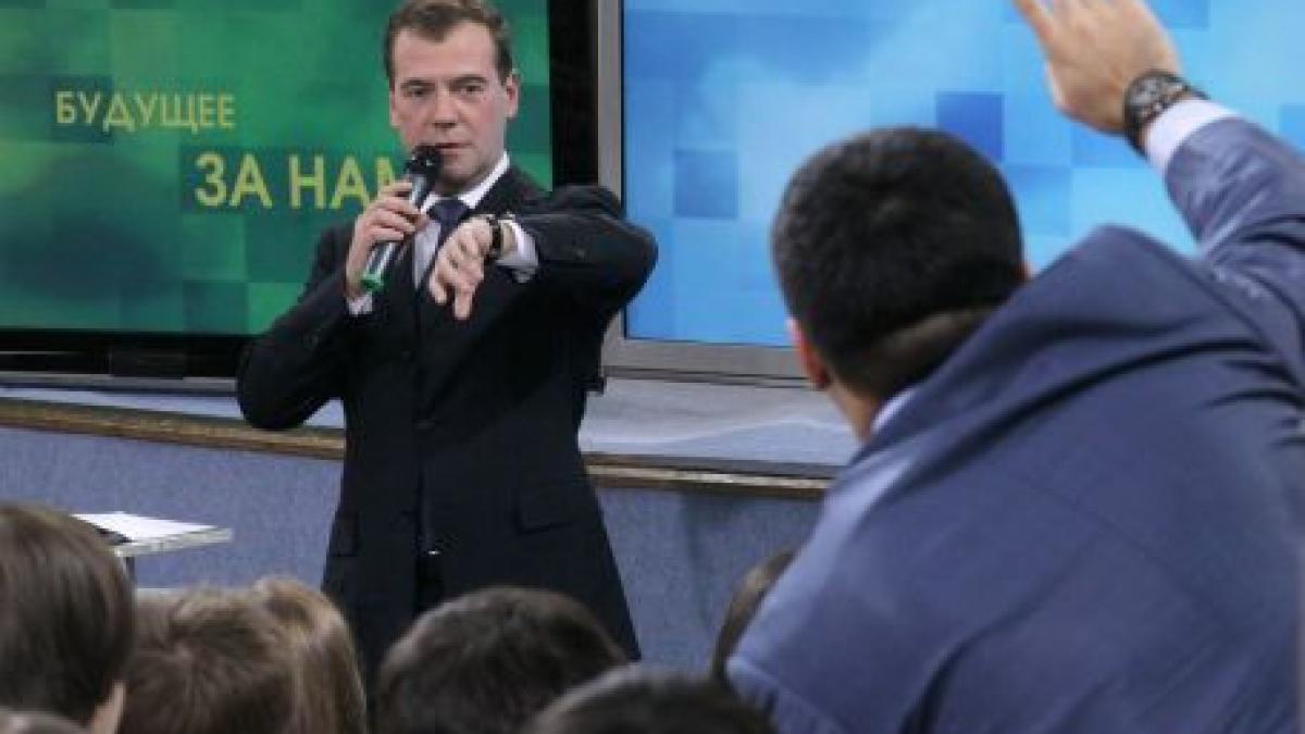 dmitri medvedev infuriat pe vamesi imi vine sa arunc microfonul asta in perete