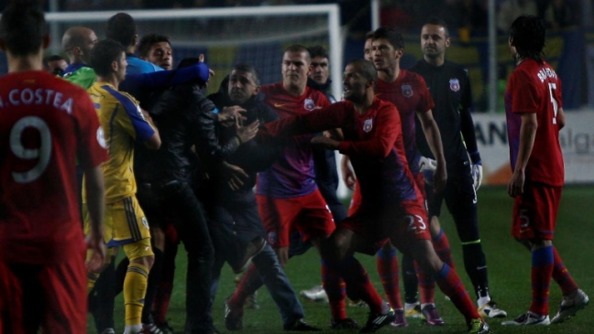 scene incredibile la petrolul steaua galamaz a fost lovit de un spectator iar tatarusanu de o torta