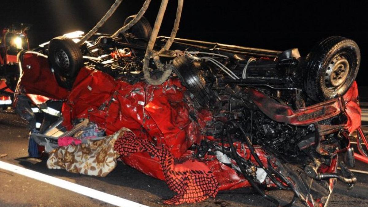 imagini cutremuratoare de la locul accidentului soldat cu 14 romani morti